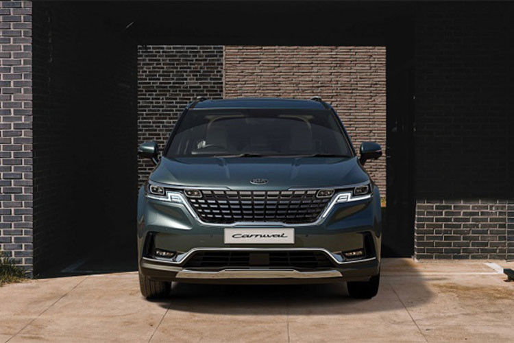 Các trang bị an toàn của xe cũng khá hấp dẫn với nhiều tính năng hiện đại như hệ thống kiểm soát hành trình thông minh, kiểm soát tốc độ biến thiên, cảnh báo điểm mù, cảnh báo phương tiện cắt ngang khi lùi, hỗ trợ giữ làn đường, hỗ trợ tránh va chạm phía trước, cảm biến cảnh báo khoảng cách hỗ trợ đỗ xe và camera 360 độ.