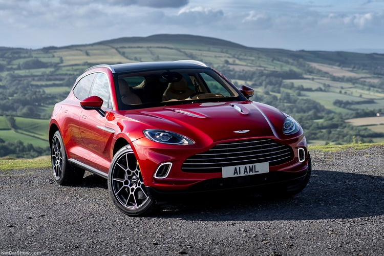 Hình ảnh hiếm hoi được chia sẻ cho thấy, chiếc siêu SUV Aston Martin DBX này có màu sơn đỏ được thương hiệu xe Aston Martin gọi bằng cái tên Hyper Red.