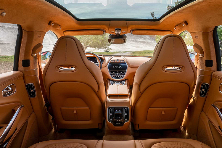 Lúc mới về nước, giá xe Aston Martin DBX chính hãng niêm yết 16,688 tỷ đồng. Aston Martin DBX được xem như là đối thủ chính của những xe Bentley Bentayga V8, Mercedes-Maybach GLS600 hay Range Rover SVAutobiography nếu so sánh về mức giá tại Việt Nam.