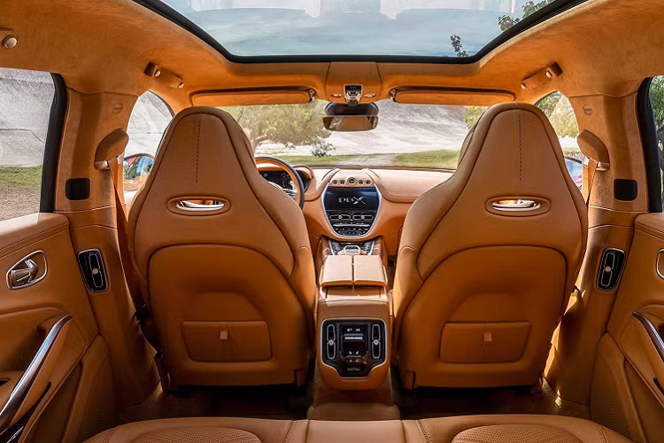 Lúc mới về nước, giá xe Aston Martin DBX chính hãng niêm yết 16,688 tỷ đồng. Aston Martin DBX được xem như là đối thủ chính của những xe Bentley Bentayga V8, Mercedes-Maybach GLS600 hay Range Rover SVAutobiography nếu so sánh về mức giá tại Việt Nam.