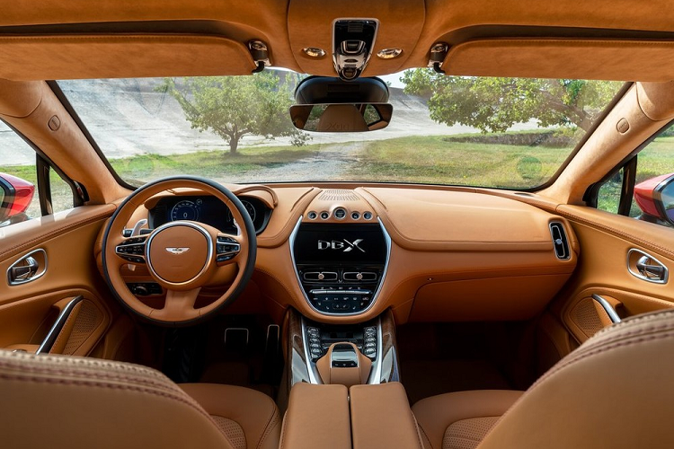 Tin tức của chúng tôi có được, đây là một chiếc xe Aston Martin DBX nhập khẩu chính hãng. Dòng xe Aston Martin DBX lần đầu tiên được trình làng vào tháng 11/2019 và đến nay đã có ít nhất 2 chiếc được mang về nước, và đều được phân phối chính hãng. Chiếc xe Aston Martin DBX đầu tiên tại dải đất hình chữ S có màu sơn trắng.