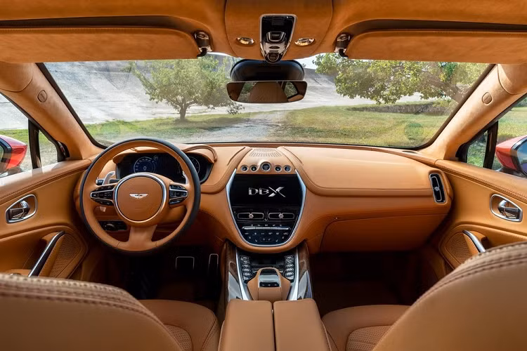 Tin tức của chúng tôi có được, đây là một chiếc xe Aston Martin DBX nhập khẩu chính hãng. Dòng xe Aston Martin DBX lần đầu tiên được trình làng vào tháng 11/2019 và đến nay đã có ít nhất 2 chiếc được mang về nước, và đều được phân phối chính hãng. Chiếc xe Aston Martin DBX đầu tiên tại dải đất hình chữ S có màu sơn trắng.