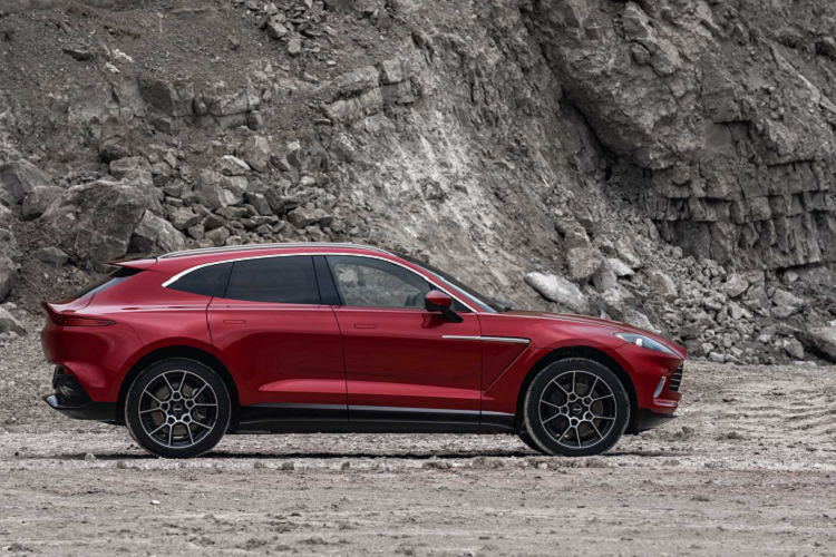 Aston Martin DBX có thể tăng tốc từ vị trí xuất phát lên 100 km/h trong thời gian 4,5 giây trước khi đạt vận tốc tối đa 291 km/h.
