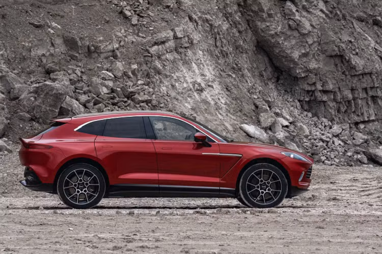 Aston Martin DBX có thể tăng tốc từ vị trí xuất phát lên 100 km/h trong thời gian 4,5 giây trước khi đạt vận tốc tối đa 291 km/h.