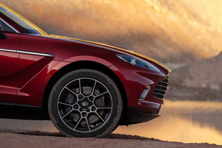 DBX cũng chính là chiếc SUV đầu tiên của hãng xe Aston Martin muốn nhảy vào phân khúc nóng nhất trong 4 năm qua khi mà Rolls-Royce, Bentley, Lamborghini đều đã tung ra những sản phẩm gầm cao máy thoáng đầu tiên của mình trước nhu cầu quá lớn của thị trường.