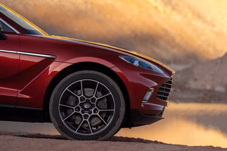 DBX cũng chính là chiếc SUV đầu tiên của hãng xe Aston Martin muốn nhảy vào phân khúc nóng nhất trong 4 năm qua khi mà Rolls-Royce, Bentley, Lamborghini đều đã tung ra những sản phẩm gầm cao máy thoáng đầu tiên của mình trước nhu cầu quá lớn của thị trường.