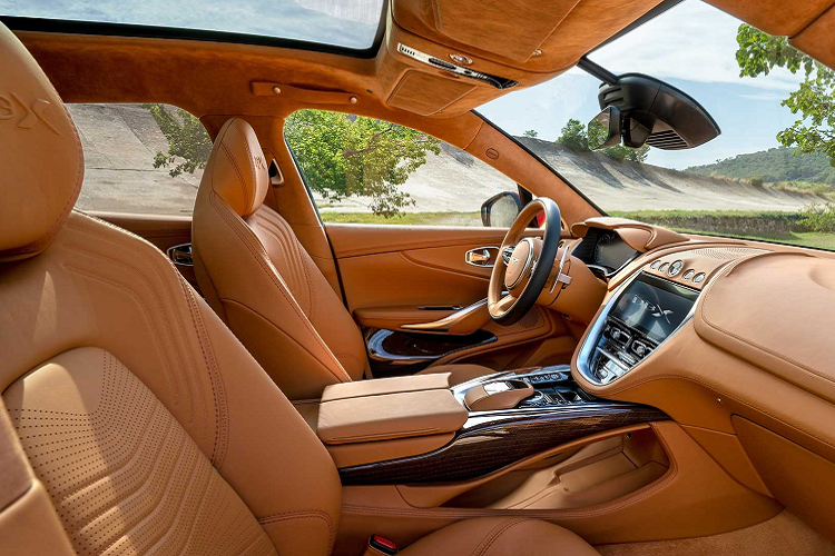 Cung cấp sức mạnh cho Aston Martin DBX thứ 2 về dải đất hình chữ S là khối động cơ xăng V8, tăng áp kép, dung tích 4.0 lít, tạo ra công suất tối đa 550 mã lực và mô-men xoắn cực đại 700 Nm.