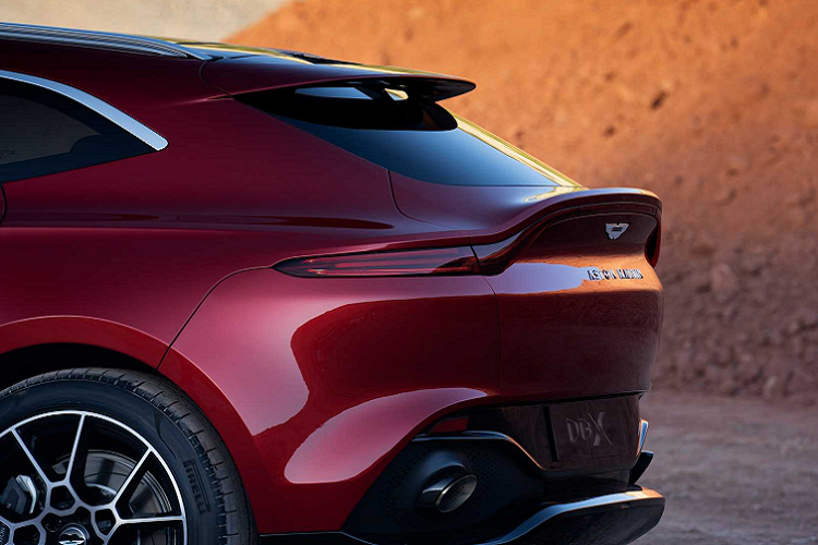 SUV hạng sang cỡ lớn Aston Martin DBX có chiều dài 5.039 mm, rộng 1.998 mm, cao 1.680 mm và chiều dài cơ sở 3.060 mm. Xe có trọng lượng 2,2 tấn.