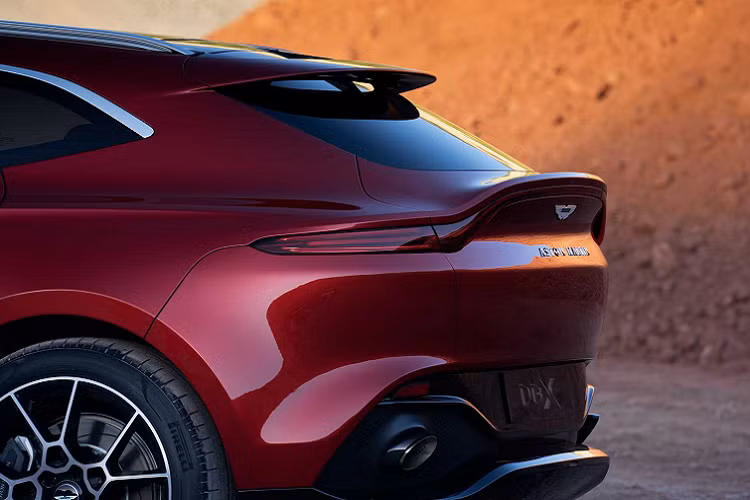 SUV hạng sang cỡ lớn Aston Martin DBX có chiều dài 5.039 mm, rộng 1.998 mm, cao 1.680 mm và chiều dài cơ sở 3.060 mm. Xe có trọng lượng 2,2 tấn.