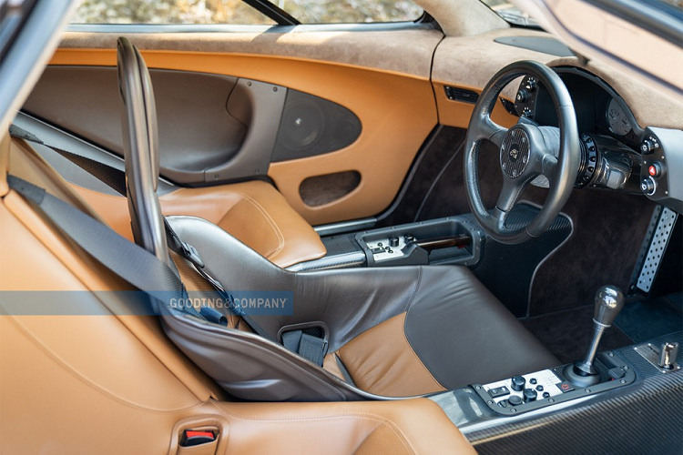 Siêu xe quý hiếm này từng thuộc về một nhà sưu tập Nhật Bản trong nhiều năm, đi kèm với hàng loạt phụ kiện nguyên bản. Chúng bao gồm sổ bảo dưỡng, hộp dụng cụ FACOM, bộ dụng cụ bằng titan, sách hướng dẫn sử dụng, bộ hành lý thiết kế riêng, đồng hồ TAG Heuer rất đặc biệt, và sách Driving Ambition đi kèm với mỗi chiếc F1 mới khi rời khỏi nhà máy.