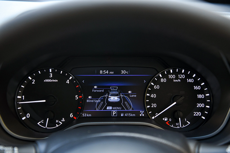 Bên cạnh các hệ thống an toàn chủ động và bị động. Terra 2021 còn có các trang bị hiện đại như hệ thống cảnh báo va chạm phía trước (IFCW), hỗ trợ phanh khẩn cấp (IEB), cảnh báo điểm mù (BSW), cảnh báo chệch làn (LDW) và phương tiện cắt ngang khi lùi (RCTA), gương chiếu hậu thông minh (i-RVM), màn hình 360 độ (AVM) và hơn nữa. Trang bị của Nissan Terra 2021 không thua kém bất kỳ đối thủ nào.