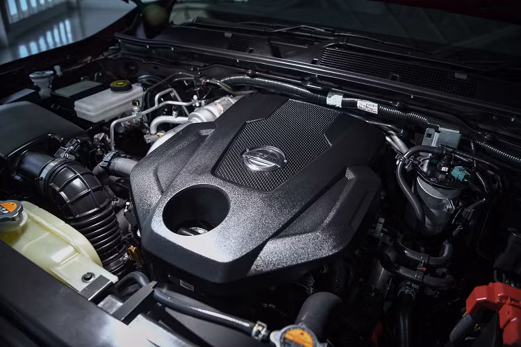 Mẫu xe SUV Nissan Terra 2021 được trang bị tiêu chuẩn động cơ dầu 4cyl dung tích 2.3L tăng áp kép (twin-turbo) cho công suất cực đại 190 mã lực tại vòng tua máy 3.750 vòng/phút và mô-men xoắn cực đại 450 Nm đạt được tại dải vòng tua máy từ 1.500 - 2.500 vòng/phút. Xe sử dụng kết hợp với hộp số tự động 7 cấp (7AT). Phiên bản này sử dụng hệ dẫn động 2 cầu (4x4), có khoá vi sai cầu sau