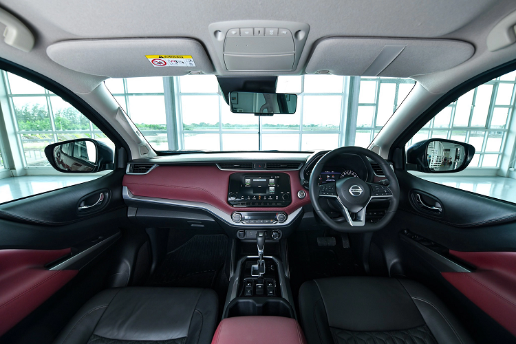 Ở Thái Lan, Terra 2021 không có phiên bản máy xăng. Chính vì thể, khả năng cao, Nissan Terra 2021 về Việt Nam (nhập Thái) trong tương lai gần sẽ loại bỏ động cơ xăng 2.5L – cấu hình động cơ không được đánh giá cao về công suất và tiêu hao nhiên liệu.