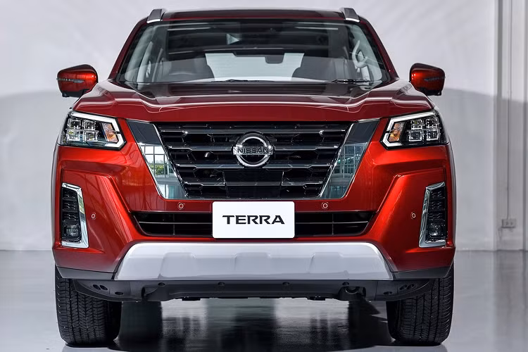 Phiên bản 2.3 Twin Turbo VL 4WD 7AT có giá bán 1.499.000 baht (khoảng 1,025 tỷ đồng). Đây là phiên bản cao cấp nhất của dòng Terrra 2021. Xe đi kèm với nhiều trang bị mới ở ngoại thất như đèn pha 4 bi-LED, tự động bật tắt, đèn sương mù LED. Mâm xe thiết kế mới, trang bị phanh đĩa cho 4 bánh và cốp sau có chức năng đá mở cốp.