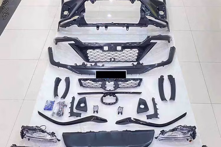 Chi tiết hơn nữa, bodykit cho Toyota Fortuner lên đời Legender gồm có mặt ca-lăng mới với lưới tản nhiệt mở rộng, cản trước, cản sau thể thao hơn, thêm hai khe gió giả phía sau mới.
