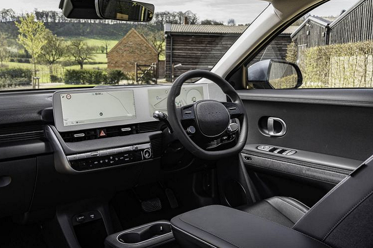 Mặt khác, Hyundai Ioniq 5 có một "người anh em họ" tên là Kia EV6, mẫu xe điện này cũng đã có biến thể GT hiệu suất cao dùng động cơ kép cho công suất lên tới 577 mã lực và mô-men xoắn 740 Nm.