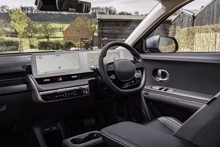 Mặt khác, Hyundai Ioniq 5 có một "người anh em họ" tên là Kia EV6, mẫu xe điện này cũng đã có biến thể GT hiệu suất cao dùng động cơ kép cho công suất lên tới 577 mã lực và mô-men xoắn 740 Nm.