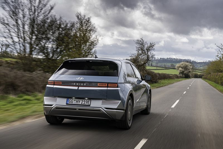 Ở bản chuẩn, của mẫu xe điện Hyundai Ioniq 5 "cưỡi" trên nền tảng 800V, tên là e-GMP, vốn được thiết kế để dành riêng cho các cấu hình dẫn động cầu sau, dẫn động bốn bánh và tương thích với các nguồn thiết bị bên ngoài.