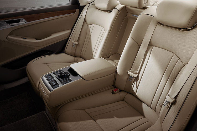 Bước vào bên trong không gian cabin, Genesis G80 2021 không chỉ chứng tỏ mình thuộc nhóm sedan sang trọng mà còn không kém phần hiện đại với loạt trang bị tiện nghi cao cấp như toàn bộ khoang xe bọc da, ốp gỗ, hệ thống màn hình giải trí cỡ lớn 14.5 inch, màn hình công-tơ-mét 12.3 inch với công nghệ 3D không kính, các nút bấm đều bọc kim loại, cần số điện tử dạng núm xoay, ghế khâu chỉ tương phản....