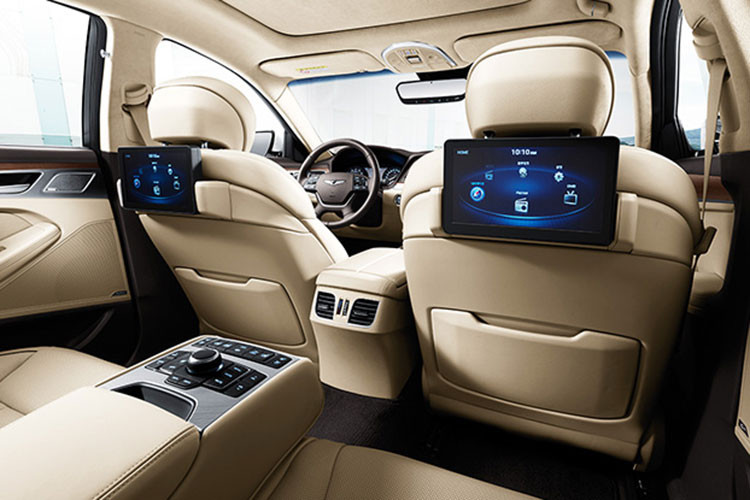 Là một mẫu sedan hạng sang cỡ trung, Genesis G80 2021 mang trong mình số đo DxRxC tương ứng 4.995 x 1.925 x 1.465 mm, chiều dài cơ sở 3.010 mm. Như vậy, G80 2021 có thông số chiều dài, rộng lớn hơn so với phiên bản trước cùng chiều cao thấp hơn 15 mm và chiều dài cơ sở giữ nguyên.