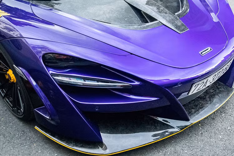 Các điểm nhấn trên bản độ này bao gồm nắp capô bằng carbon có thiết kế giống McLaren Senna, bộ body kit độ giúp đèn pha của McLaren 720S cá tính hơn, vòm bánh xe được mở rộng và cản va trước/sau đều được thiết kế lại hoàn toàn.