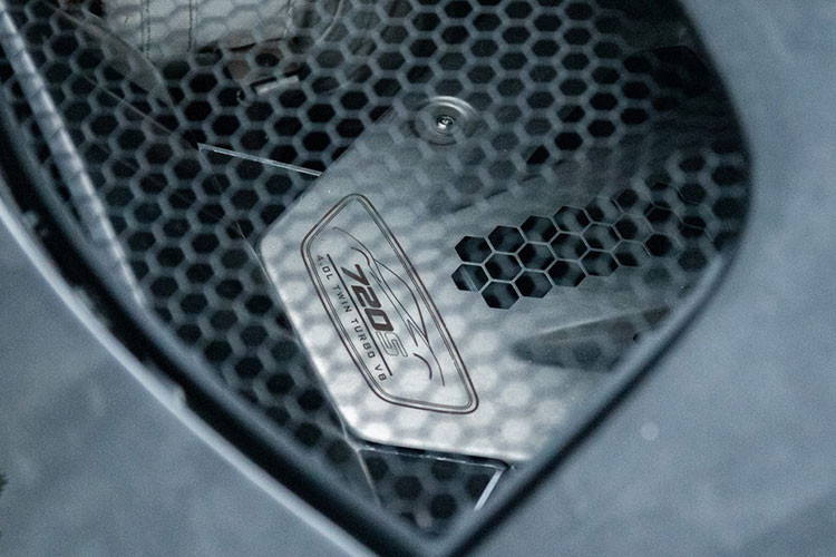 Động cơ kết hợp với hộp số SSG ly hợp kép 7 cấp, nhờ đó, siêu xe McLaren 720S có thể tăng tốc từ vị trí xuất phát lên 100 km/h chỉ trong thời gian 2,9 giây và giảm tốc từ 100-0 km/h trong 2,8 giây. Tốc độ tối đa của siêu xe McLaren 720S là 341 km/h.