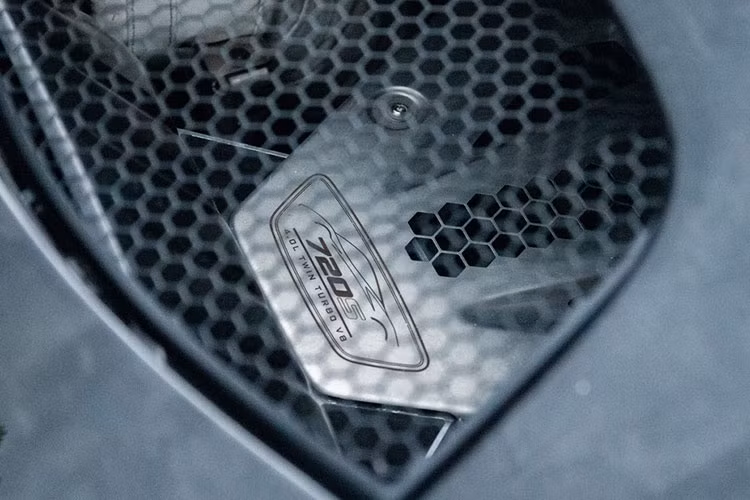 Động cơ kết hợp với hộp số SSG ly hợp kép 7 cấp, nhờ đó, siêu xe McLaren 720S có thể tăng tốc từ vị trí xuất phát lên 100 km/h chỉ trong thời gian 2,9 giây và giảm tốc từ 100-0 km/h trong 2,8 giây. Tốc độ tối đa của siêu xe McLaren 720S là 341 km/h.