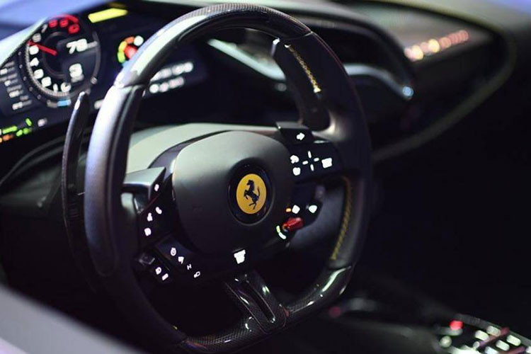 Lấy cảm hứng thiết kế từ khoang lái của máy bay, nội thất bên trong Ferrari SF90 Stradale đi kèm bảng đồng hồ kỹ thuật số 16 inch khổng lồ. Trong đó, đồng hồ đo vòng tua máy được đặt nằm giữa, hai bên là màn hình định vị và thông tin giải trí.
