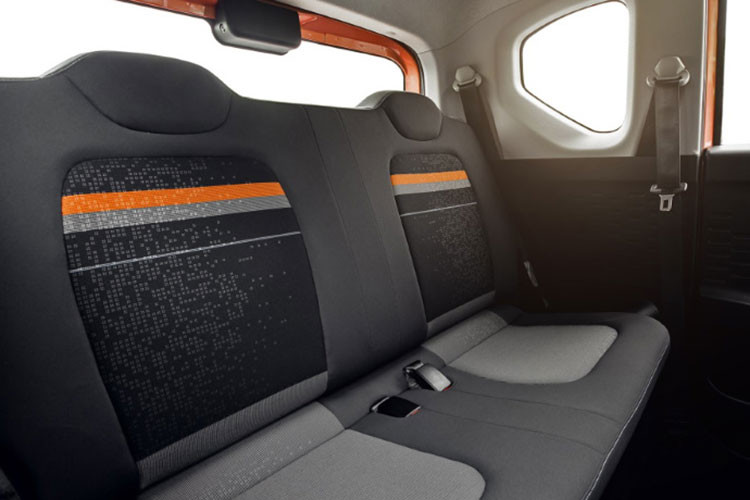 Để đủ chỗ cho 4 người ngồi, Wuling Hongguang Mini EV trên thực tế không có khoang hành lý đúng nghĩa. Nếu muốn chở đồ, người lái phải gập hàng ghế sau xuống để có khoang hành lý với thể tích 740 lít. Nói cách khác, nếu chở theo 4 người, Wuling Hongguang Mini EV sẽ phải nói "không" với hành lý và ngược lại.