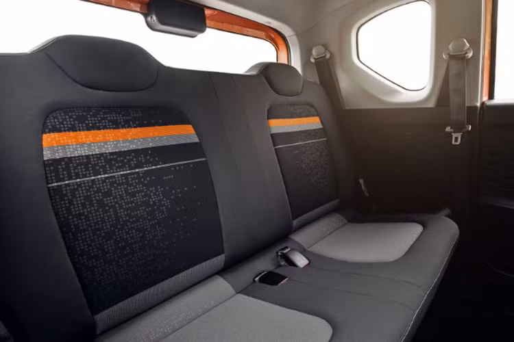 Để đủ chỗ cho 4 người ngồi, Wuling Hongguang Mini EV trên thực tế không có khoang hành lý đúng nghĩa. Nếu muốn chở đồ, người lái phải gập hàng ghế sau xuống để có khoang hành lý với thể tích 740 lít. Nói cách khác, nếu chở theo 4 người, Wuling Hongguang Mini EV sẽ phải nói "không" với hành lý và ngược lại.