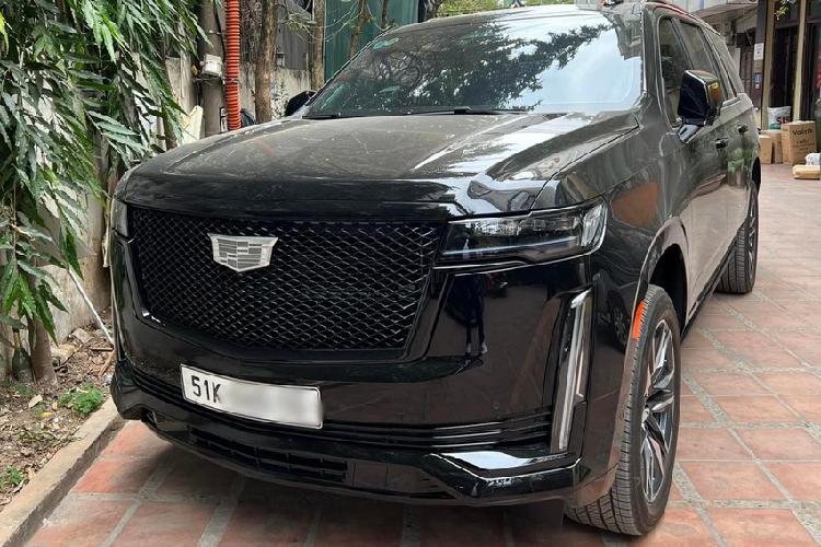 Mới đây, chiếc xe SUV hạng sang cỡ lớn Cadillac Escalade bản ESV Sport đeo biển số Sài thành xuất hiện tại Hà Nội đã nhận được nhiều sự quan tâm của giới mê xe ở đây. Lý do vì chủ nhân của mẫu xe này được giới mê xe đưa tin tức là ông Hoàng Kim Khánh, 1 trong những nhà sưu tập siêu xe nổi tiếng nhất Việt Nam hiện tại khi sở hữu cho mình dàn siêu xe, SUV siêu sang và cả môtô với tổng trị giá hơn 300 tỷ đồng.