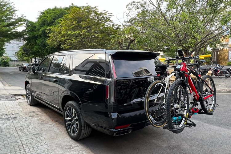 Cadillac Escalade ESV Sport có 3 hàng ghế với thể tích khoang hành lý lên đến 722 lít. Dòng xe SUV hạng sang cỡ lớn Cadillac Escalade ESV Sport sử dụng khối động cơ xăng V8, dung tích 6.2 lít, tăng áp, sản sinh ra công suất tối đa 420 mã lực và mô-men xoắn cực đại 623 Nm kết hợp cùng hộp số tự động 10 cấp và hệ truyền động 4 bánh toàn thời gian.