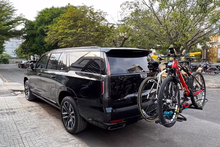 Cadillac Escalade ESV Sport có 3 hàng ghế với thể tích khoang hành lý lên đến 722 lít. Dòng xe SUV hạng sang cỡ lớn Cadillac Escalade ESV Sport sử dụng khối động cơ xăng V8, dung tích 6.2 lít, tăng áp, sản sinh ra công suất tối đa 420 mã lực và mô-men xoắn cực đại 623 Nm kết hợp cùng hộp số tự động 10 cấp và hệ truyền động 4 bánh toàn thời gian.