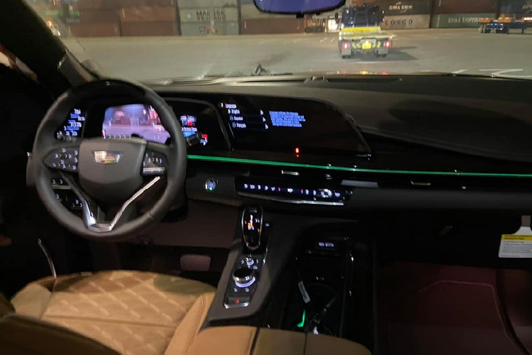 Trải nghiệm các cung đường Tây Bắc, Cadillac Escalade ESV Sport sẽ mang đến cho gia đình nhà Hoàng Kim Khánh sự êm ái và ấn tượng nhất là hệ thống giải trí hàng đỉnh như màn hình OLED 38 inch hiển thị thông tin cũng như giải trí ở phía sau vô lăng, hàng ghế sau có thêm 2 màn hình giải trí 12,6 inch.