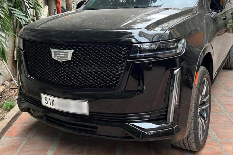 Ngoại thất chiếc xe Cadillac Escalade phiên bản ESV Sport của chủ nhân McLaren Senna độc nhất vô nhị tại dải đất hình chữ S này có màu đen. Bộ la-zăng của xe được sơn 2 màu tương phản nội thất Cadillac Escalade ESV Sport của doanh nhân quận 12 này có màu da bò.