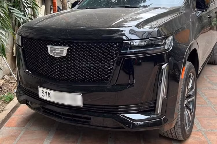 Ngoại thất chiếc xe Cadillac Escalade phiên bản ESV Sport của chủ nhân McLaren Senna độc nhất vô nhị tại dải đất hình chữ S này có màu đen. Bộ la-zăng của xe được sơn 2 màu tương phản nội thất Cadillac Escalade ESV Sport của doanh nhân quận 12 này có màu da bò.