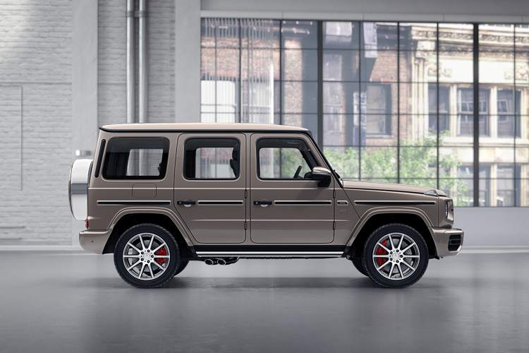 Những màu sơn thuộc dòng “G Manufaktur designo metallic” có mức giá từ 129 triệu đồng, bao gồm Đen Platinum Black, Đen Graphite, Xanh Ocean Blue, Xanh Olive và Đỏ Hyacinth Red. Tất cả đều có bề mặt ánh kim. Dải sản phẩm “G manufaktur non-metallic” có giá 138 triệu đồng. Đây là các màu sơn cổ điển không ánh kim như Vàng Desert Sand, Đỏ Jupiter Red, Xanh Dark Blue, Xanh Deep Green, Xám Classic Grey, Xanh China Blue.