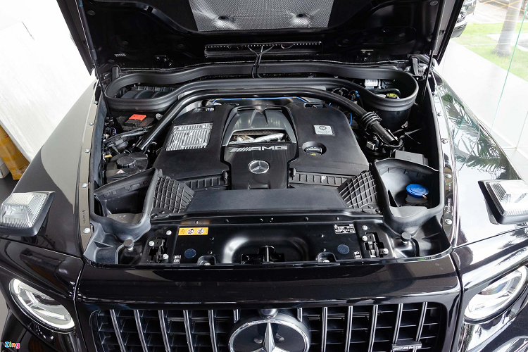 Số lượng màu sắc được quy định theo từng thị trường bởi Daimler, tập đoàn mẹ của Mercedes-Benz. Tuy nhiên, màu sơn “G Manufaktur designo magno” không phải là tùy chọn đắt tiền nhất trên AMG G63 tại Việt Nam. Tùy chọn ốp nội thất sợi carbon lên đến 229 triệu đồng, và đắt nhất là tùy chọn mâm đúc thể thao AMG 22 inch màu đen mờ lên đến 400 triệu đồng. Mercedes-Benz G-Class là mẫu xe đậm chất cổ điển với thiết kế gần như giữ nguyên từ năm 1979. 