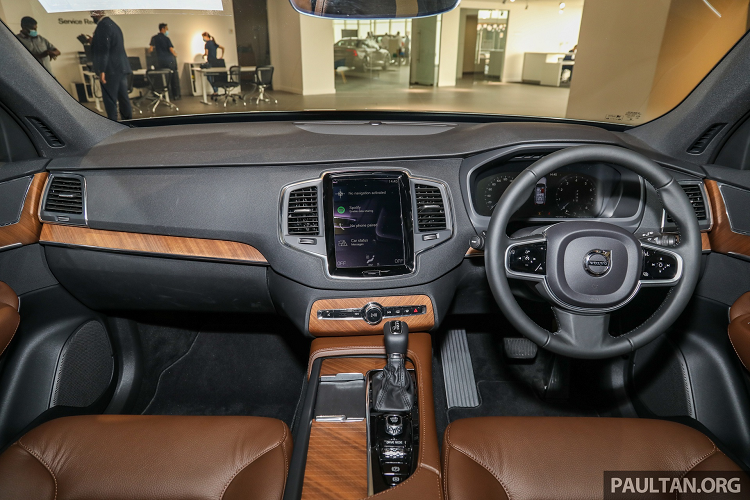 Bên trong Volvo XC90 thế hệ mới, tất cả phiên bản đều có chi tiết trang trí bằng gỗ theo tiêu chuẩn. Bản T5 Momentum có các tấm ốp nội thất bằng gỗ Linear Walnut, thay vì lớp khảm nhôm Iron One như trước đây. Trong khi đó, bản Recharge T8 Inscription Plus có ốp trang trí làm từ gỗ màu đen hoặc xám, tùy thuộc vào màu da được chọn.