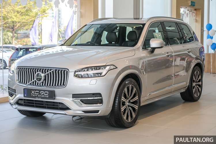 Sau khi bản nâng cấp được ra mắt vào tháng 11/2019, Volvo XC90 tiếp tục được làm mới trong năm 2021. Xe vừa được ra mắt tại Malaysia với 2 phiên bản là T5 Momentum và Recharge T8 Inscription Plus, giá xe Volvo XC90 2021 lượt là 350.810 RM và 391.150 RM, tương đương 86.770 - 96.473 USD (từ hơn 2 tỷ - 2,26 tỷ đồng).