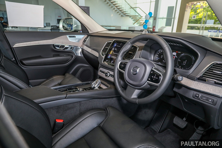 Ghế ngồi được bọc da thông thường đối với bản T5 Momentum, phiên bản cao cấp hơn có ghế bọc da Nappa đục lỗ với hàng ghế trước có chức năng sưởi. Cả 2 phiên bản đều được nâng cấp tiện nghi gồm bộ sạc không dây chuẩn Qi, cổng sạc USB-C ở hàng ghế sau và cổng sạc USB-A ở phía trước.