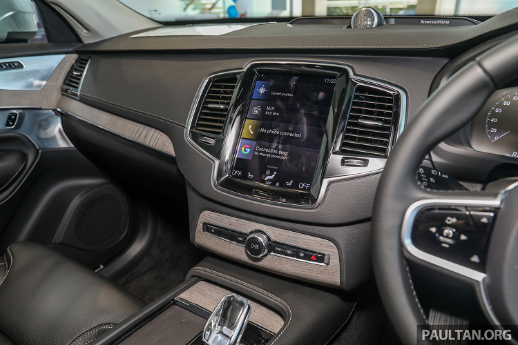 Hệ thống thông tin giải trí với màn hình cảm ứng 12,3 inch, hỗ trợ kết nối Apple CarPlay và Android Auto, bảng điều khiển trung tâm có chuột cảm ứng 9 inch. Hệ thống âm thanh 10 loa, công suất 330 W. Volvo XC90 2021 còn được trang bị tiêu chuẩn camera lùi, cảm biến đỗ xe trước/sau, cốp đóng/mở điện.