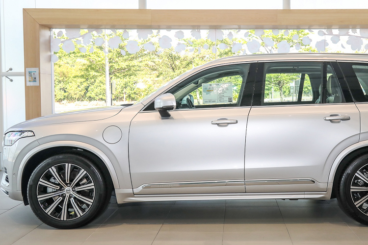 Hệ thống an toàn trên Volvo XC90 đời 2021 vẫn giống với "tiền nhiệm", bao gồm hệ thống hỗ trợ lái bán tự động Pilot Assist, kết hợp giữa kiểm soát hành trình thích ứng và hỗ trợ giữ làn đường. Ngoài ra, xe còn có hệ thống phanh khẩn cấp tự động, phát hiện người đi bộ, người đi xe đạp, xe ngược chiều và động vật lớn băng qua đường, hệ thống hỗ trợ đánh lái chủ động, giám sát điểm mù, cảnh báo phương tiện phía sau.