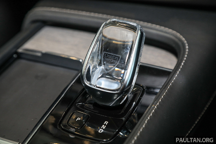 Là phiên bản cao cấp nhất, Volvo XC90 Recharge T8 Inscription Plus được trang bị hệ thống treo khí nén, bảng điều khiển và ta-bi cửa bọc da cao cấp, cần số bằng pha lê Orrefors, cửa sổ nhiều lớp, cửa sổ trời toàn cảnh và đèn trang trí nội thất. Hệ thống âm thanh trên phiên bản này gồm 19 loa của Bowers &amp; Wilkins, công suất 1.300 W. Hàng ghế thứ 2 có thế gập điện, cốp sau có thêm các móc hành lý.