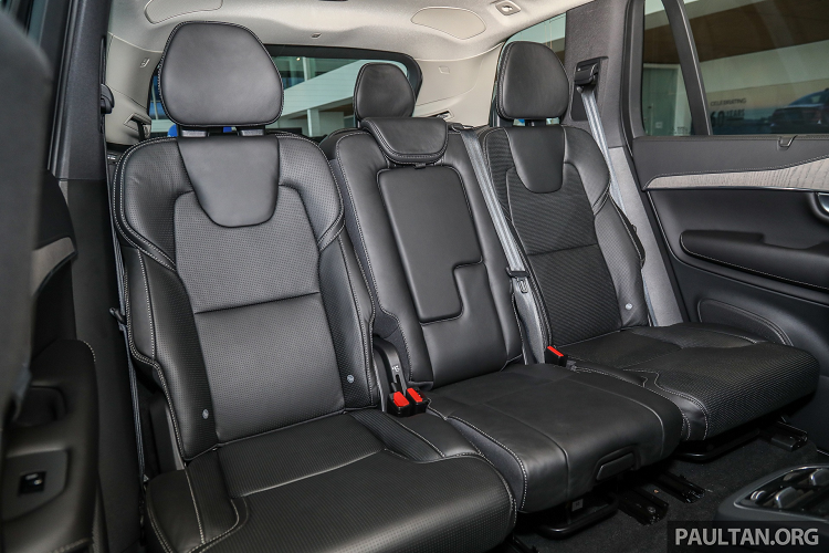 Những tính năng cơ bản khác có trên mẫu xe 7 chỗ hạng sang gồm ra vào không cần chìa khóa, khởi động bằng núm xoay, điều hòa 4 vùng tự động, cửa gió riêng cho hàng ghế sau, gương chiếu hậu chóng chói, ghế trước chỉnh điện có chức năng nhớ vị trí, rèm che ở hàng ghế sau.