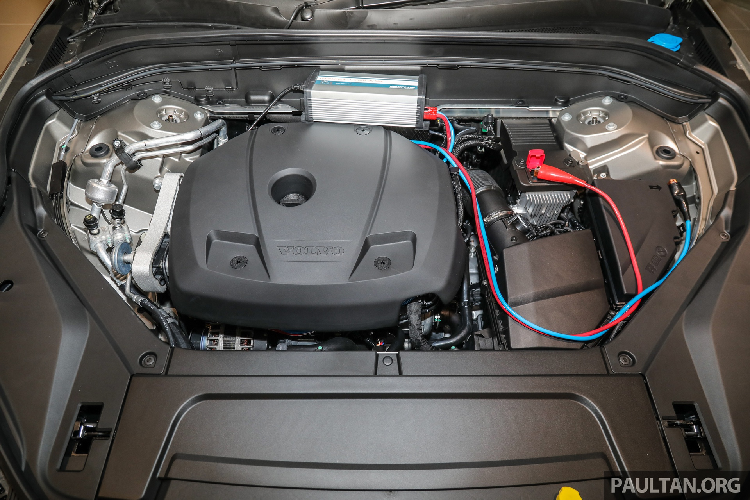 Cả 2 phiên bản Volvo XC90 2021 đều được trang bị động cơ 4 xy-lanh 2.0L tăng áp, hộp số tự động 8 cấp. Ở phiên bản T5, mức công suất được tạo ra là 250,5 mã lực tại 5.500 vòng/phút, mô-men xoắn 350 Nm từ 1.500 đến 4.800 vòng/phút, hệ dẫn động 4 bánh.