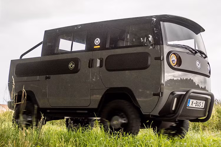 Giờ đây, họ đã chế tạo một nguyên mẫu có thể hoạt động hoàn chỉnh- đó chính là chiếc xe bán tải Xbus chạy điện. Theo định nghĩa phát lý ở châu Âu, Xbus không phải là một chiếc ôtô. Nó nằm trong phân hạng L7e dành cho xe gắn máy 4 bánh.