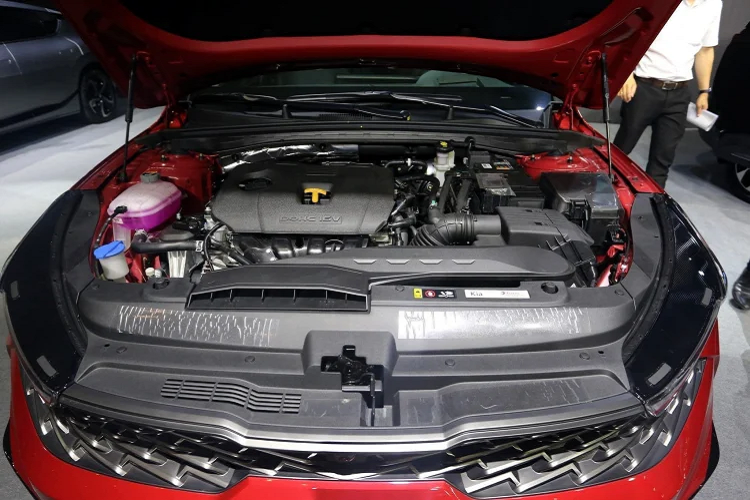 Kia K5 2022 có 2 lựa chọn động cơ xăng, bao gồm: 4cyl 2.0L N/A công suất 150 mã lực và mô men-xoắn đạt 192 Nm, sử dụng kết hợp với hộp số tự động 6 cấp cho 2 phiên bản Luxury và Premium. Trong khi phiên bản “full options” GT-Line sử dụng động cơ 4cyl 2.5L N/A công suất 191 mã lực và 246 Nm, sử dụng kết hợp với hộp số tự động 8 cấp. Dẫn động cầu trước (FWD).