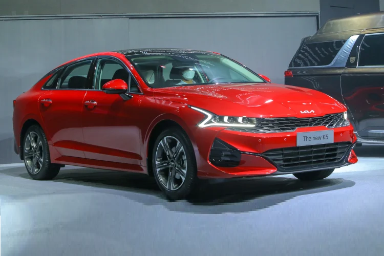 Với mức giá khởi điểm 869 triệu đồng, K5 2022 là mẫu sedan hạng D giá hạng C. Thậm chí, bản tầm trung Premium chỉ ngang tầm giá của Honda Civic RS (929 triệu đồng). Trong khi phiên bản GT Line “full options” cao cấp nhất (1,029 tỷ đồng) chỉ ngang tầm giá của Camry 2.0G tiêu chuẩn (1,029 tỷ đồng). Bên cạnh thử thách giành lấy thị phần từ các đối thủ hạng D, Kia K5 2022 còn “gặp khó” trước mẫu xe VinFast Lux A2.0 đang thu hút nhiều khách hàng với giá bán ưu đãi hấp dẫn.