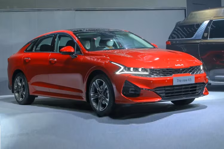 Với mức giá khởi điểm 869 triệu đồng, K5 2022 là mẫu sedan hạng D giá hạng C. Thậm chí, bản tầm trung Premium chỉ ngang tầm giá của Honda Civic RS (929 triệu đồng). Trong khi phiên bản GT Line “full options” cao cấp nhất (1,029 tỷ đồng) chỉ ngang tầm giá của Camry 2.0G tiêu chuẩn (1,029 tỷ đồng). Bên cạnh thử thách giành lấy thị phần từ các đối thủ hạng D, Kia K5 2022 còn “gặp khó” trước mẫu xe VinFast Lux A2.0 đang thu hút nhiều khách hàng với giá bán ưu đãi hấp dẫn.